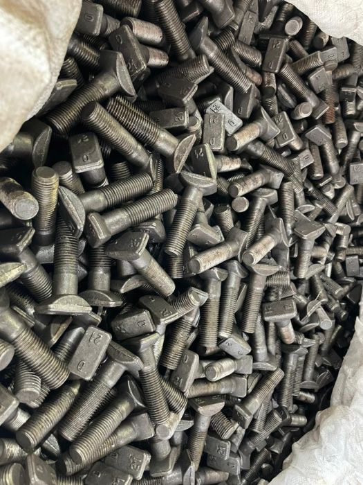 Болт клемний